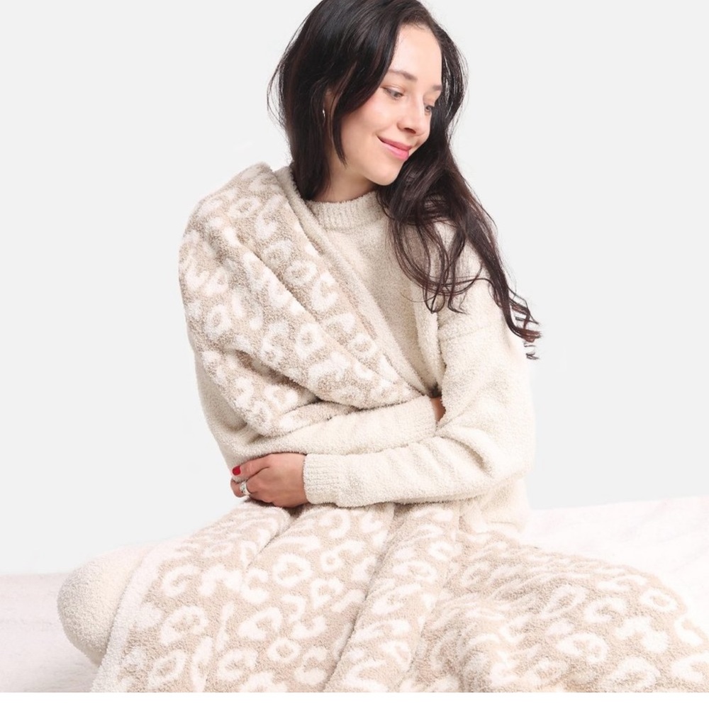 Comfy Luxe Animal Print Blanket - Picture 4 of 11